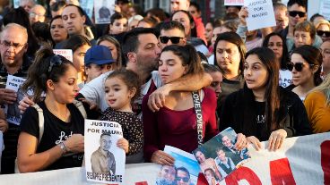 La imagen de Mauro repetida en todas las banderas.