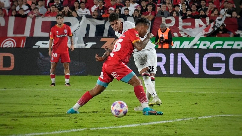 Ramiro Sordo abrió el partido con este remate suave al palo izquierdo de Medina