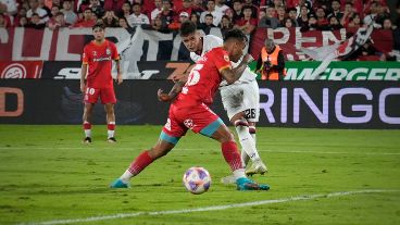 Ramiro Sordo abrió el partido con este remate suave al palo izquierdo de Medina