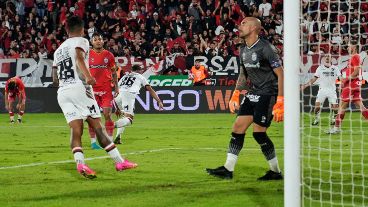 Ramiro Sordo festeja tras su remate suave al palo izquierdo de Medina