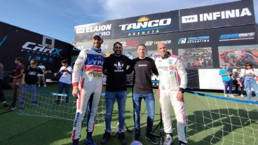 Maxi Rodríguez y Walter Montoya junto a los pilotos Facundo Ardusso y Mariano Pernía.