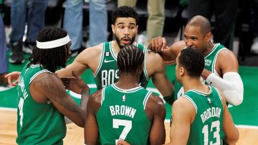 Los Celtics lideran el historial de títulos junto a los Lakers; ambos siguen en carrera.