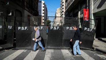 El vallado frente a Tribunales se mantendrá al menos hasta las 13