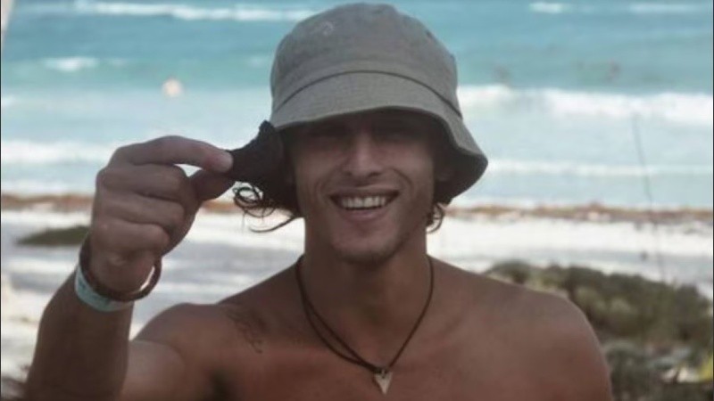 Benjamín Gamond, el joven atacado a machetazos por un hombre en una playa de México.