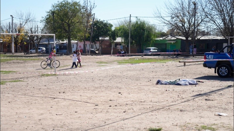 El cuerpo de Marisol a metros de niños que juegan en la plaza.