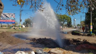 La postal en Baigorria y Casiano Casas: el chorro de agua tras la rotura del caño.