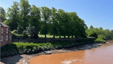 El río se puso color anaranjado por las lluvias según los expertos.