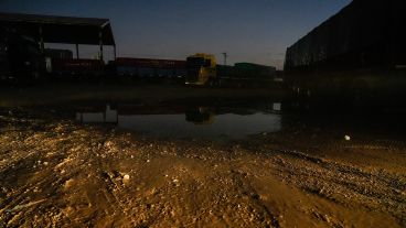 Denuncian que quienes cuidan el cargamento por varios días viven en muy malas condiciones.