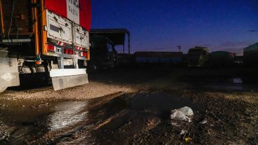 Denuncian que quienes cuidan el cargamento por varios días viven en muy malas condiciones.