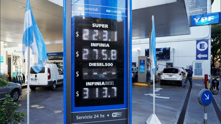 Los precios que hoy exhibe una estación de Rosario. 