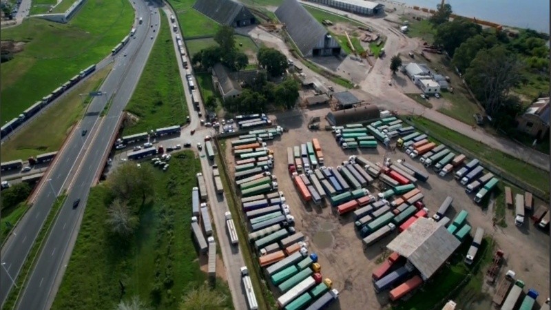 El paro portuario que fue levantado este mediodía generó una concentración de camiones a la espera de poder descargar. 