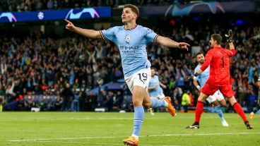 Julián Álvarez festeja el cuarto gol del City tras un partido inigualable del equipo de Guardiola.