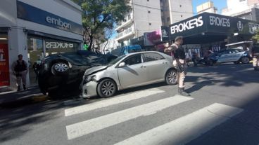 El Corolla y el Agile impactaron en la esquina y se escuchó "una explosión". No hubo heridos graves.