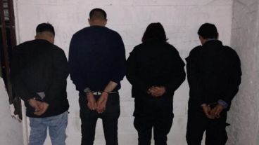 El cuarteto arrestado por simular un procedimiento policial.