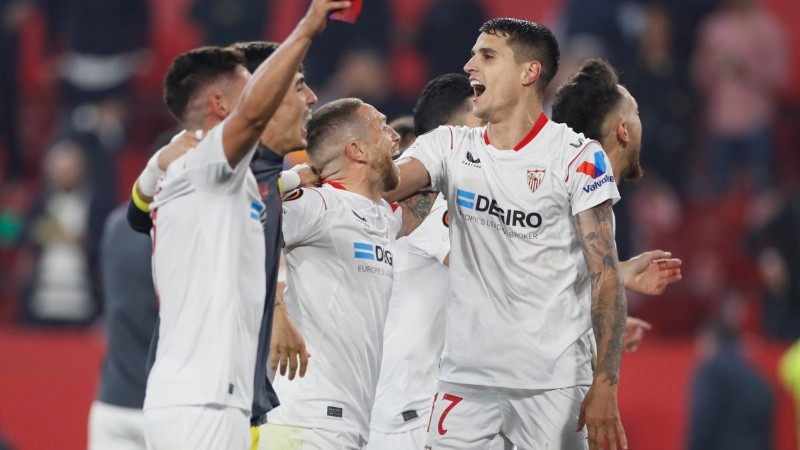 Lamela, Papu Gómez y Montiel celebran el pasaje a otra final con Sevilla. 