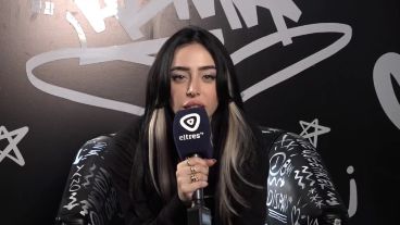 Niky Nicole con el micrófono de El Tres