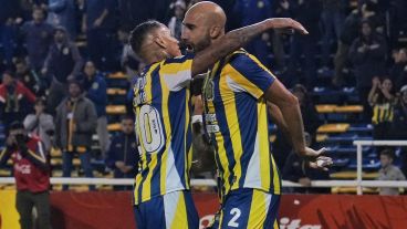 Quintana celebra su gol con Candia.