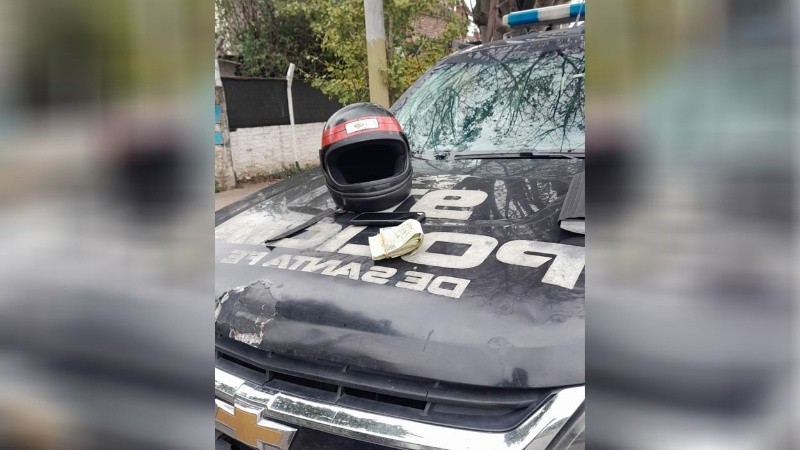 El dinero y el casco sobre el vehículo policial, tras el procedimiento. 