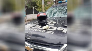 El dinero y el casco sobre el vehículo policial, tras el procedimiento.