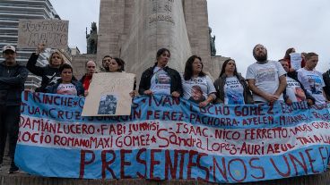 Las familias damnificadas presentaron un documento al gobernador Perotti y al intendente Javkin.