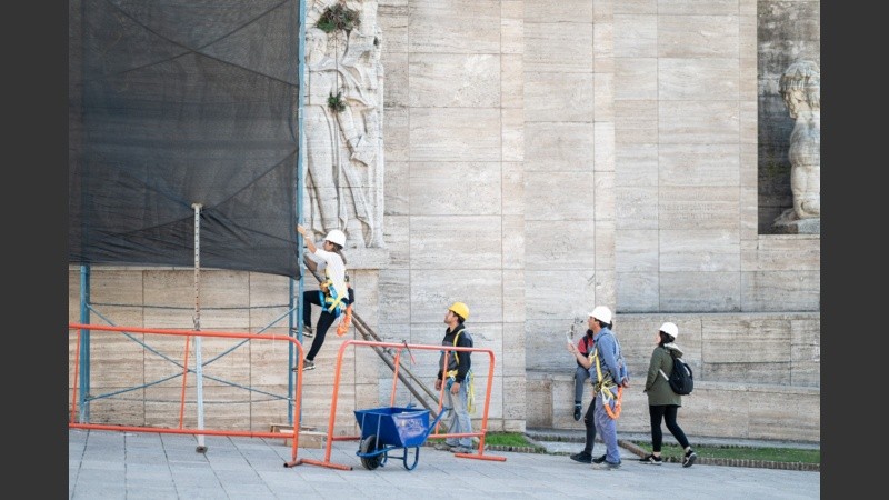 A bajarse de los andamios. La Nación no pagó ni el anticipo de las obras en el Monumento.