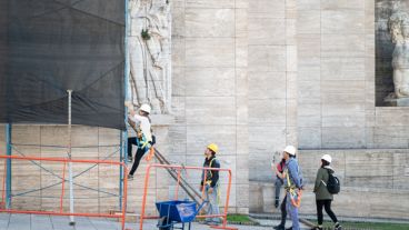 A bajarse de los andamios. La Nación no pagó ni el anticipo de las obras en el Monumento.