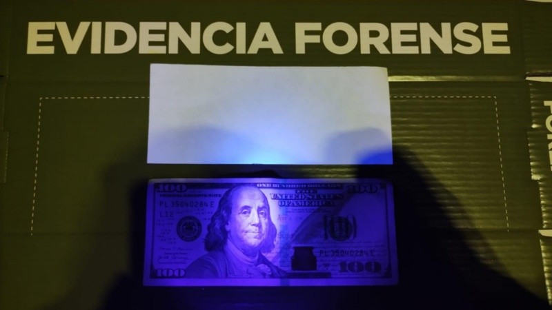 Billetes de 100 dólares y una gran cantidad de papeles presuntamente usados para falsificar fueron hallados en el operativo por Gendarmería.