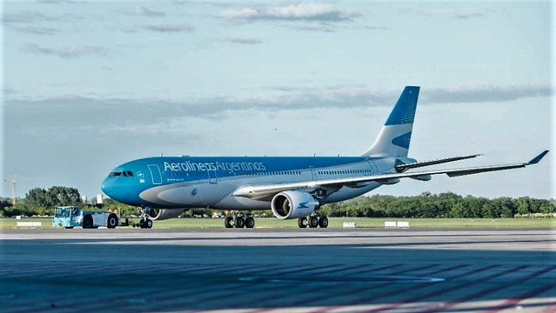 El avión debió ser revisado exhaustivamente antes del nuevo embarque.