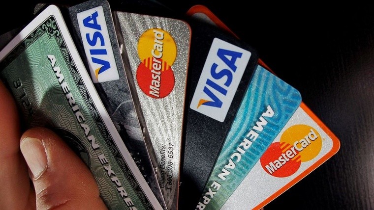 Uno por uno, los aumentos en los límites de las tarjetas de crédito
