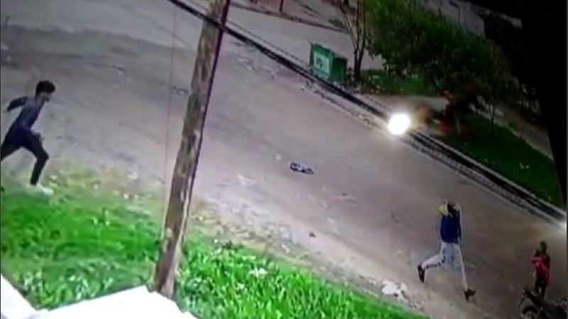 El momento en que el joven ladrón regresa a la moto donde lo espera su pareja con el bebé.