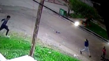 El momento en que el joven ladrón regresa a la moto donde lo espera su pareja con el bebé.