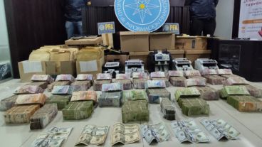 El secuestro de materiales en el allanamiento de este martes.