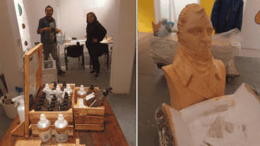 Nicolás y Carolina desmontaron el Belgrano de jabón fabricado con 30 litros de aceite usado.