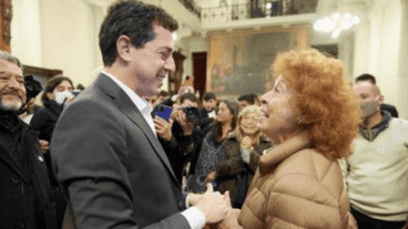 Beatriz Biain de Touzet es presidenta honoraria de la Asociación Argentina de Tartamudez (AAT) y ex fonoaudióloga del funcionario.