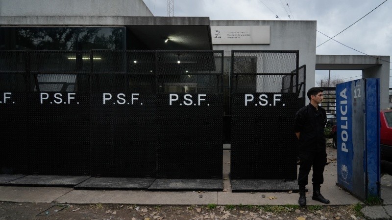 El frente de la comisaría fue vallado este martes. 