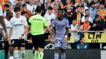 El brasileño fue expulsado por defenderse de repudiables ataques.