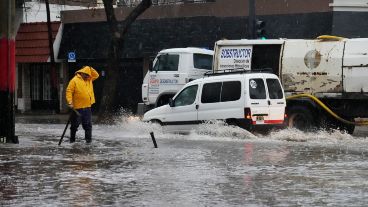 Anegamiento en Alsina y avenida Pellegrini por la lluvia.