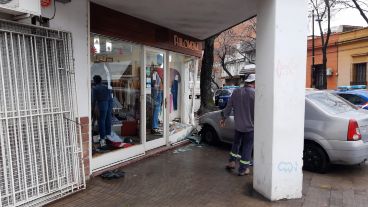 El Logan terminó contra la vidriera de un negocio en Mitre y Riobamba.