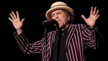 El cantautor español regresó a Madrid tras su accidente y luego de superar el covid.