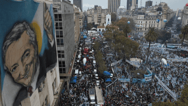 La plaza colmada pese a la lluvia persistente en Buenos Aires y la región.