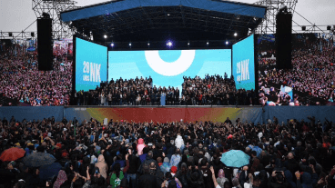 La plaza colmada pese a la lluvia persistente en Buenos Aires y la región.