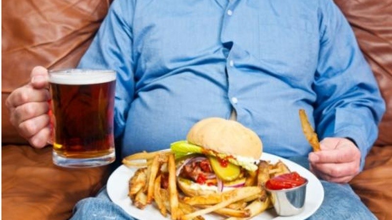 La recompensa placentera que recibe el cerebro al ingerir grasas, almidones y sal en exceso, se contrapone a la alimentación saludable que recomiendan los especialistas. 