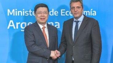 En abril, Sergio Massa activó el swap con China junto al embajador chino en Argentina, Zou Xiaoli.