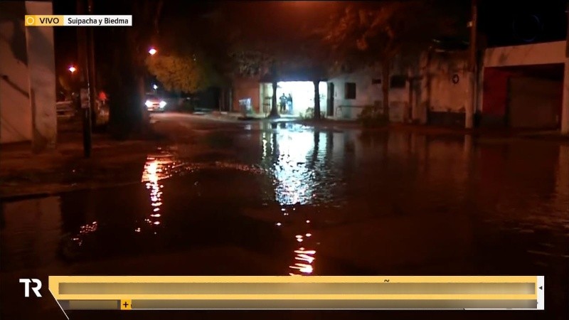 Las calles de barrio Alvear repletas de agua pero no por la lluvia.