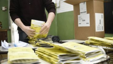 Pablo Ayala, adelantó que el modelo de boletas de Rosario serán hojas tipo A3 o más grandes.