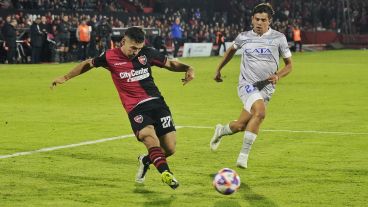 El pibe Pérez Tica llegó hasta el fondo por la derecha en una de las primeras acciones del partido.