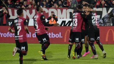 Newell's celebra el gol de penal del "Pollo" Recalde.