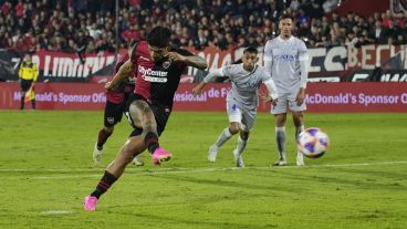 El paraguayo Recalde ya le pegó a la pelota para convertir el 1-0.