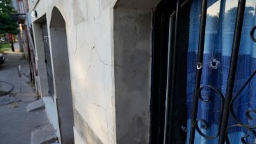 El crimen de Centeno y Rodríguez. La casa tiene varios impactos y un auto estacionado afuera, también.