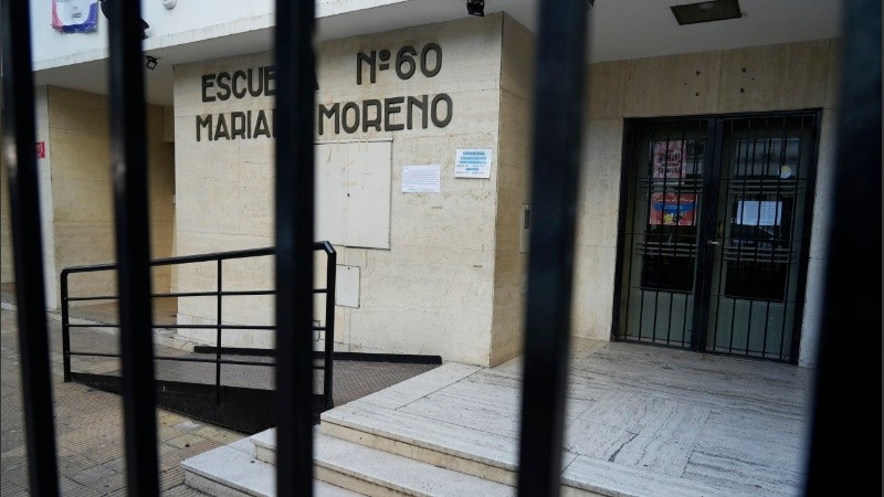 La escuela Mariano Moreno, una de las tres escuelas del centro de Rosario que no abrieron sus puertas este lunes debido a una amenaza que recibieron siete días atrás.
